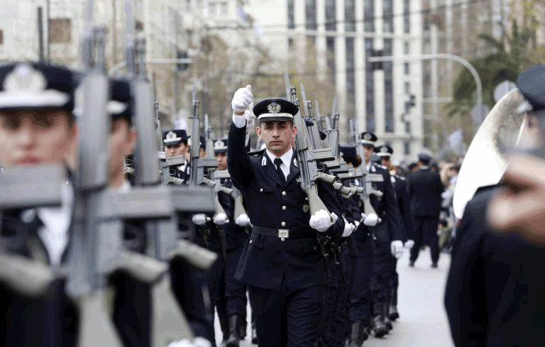 Megaleiódis-stratiotikí-parélasi-sto-kéntro-tis-Athínas-Mínyma-enótitas-apó-ton-Próedro-Tasoúla